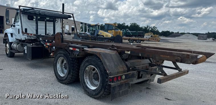 image for item EN4565 2010 International 7400 roll-off container truck