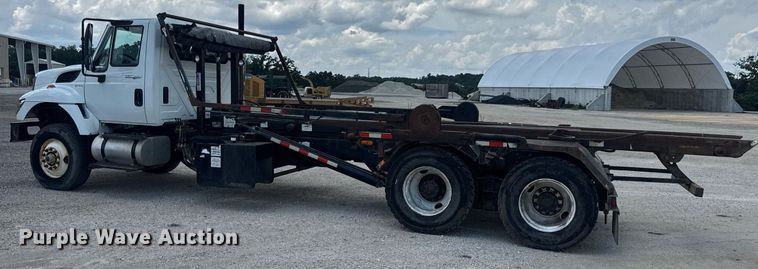 image for item EN4565 2010 International 7400 roll-off container truck