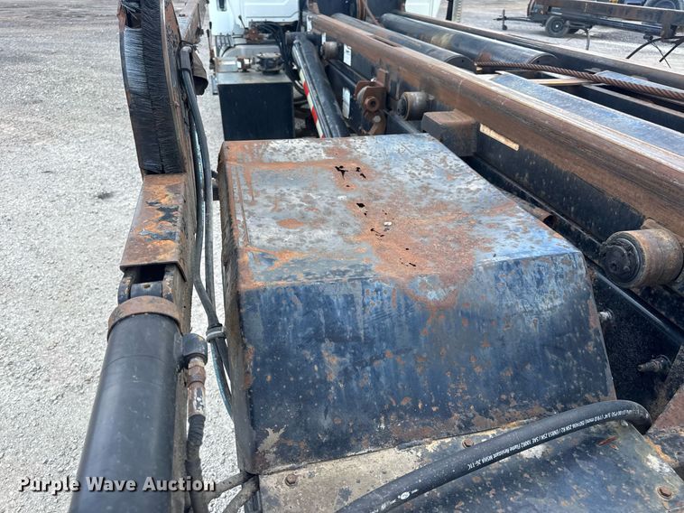 image for item EN4565 2010 International 7400 roll-off container truck