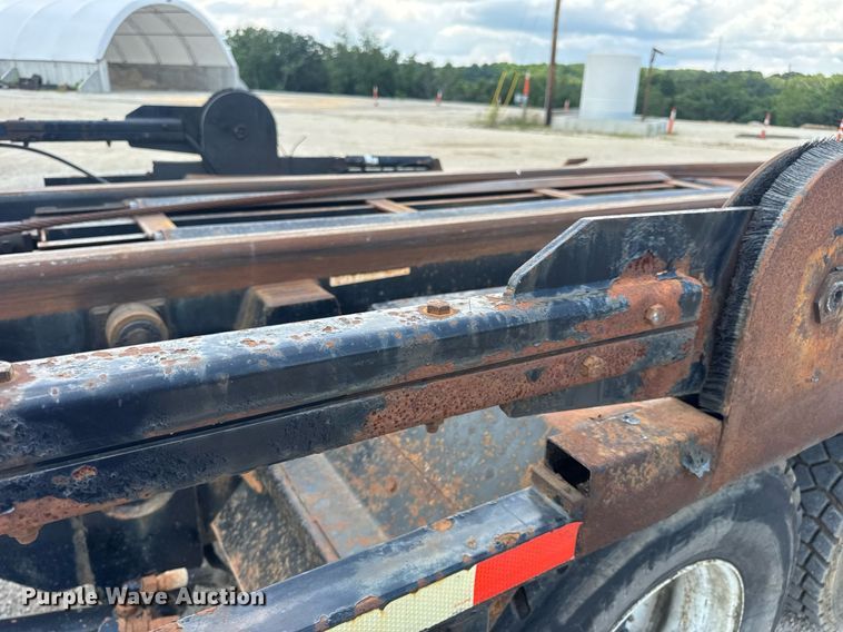 image for item EN4565 2010 International 7400 roll-off container truck