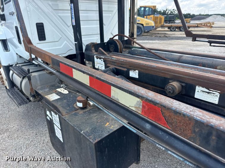 image for item EN4565 2010 International 7400 roll-off container truck