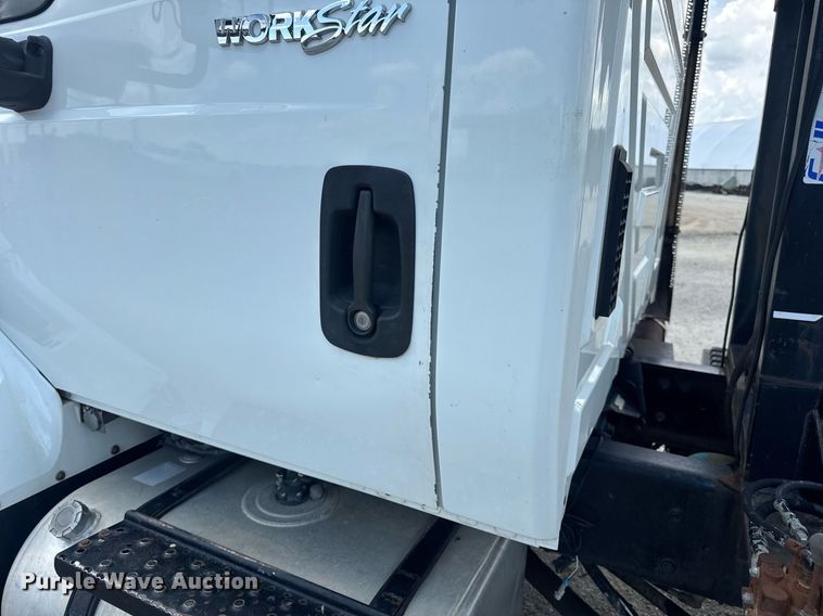 image for item EN4565 2010 International 7400 roll-off container truck