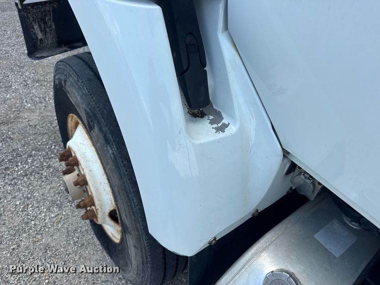 image for item EN4565 2010 International 7400 roll-off container truck