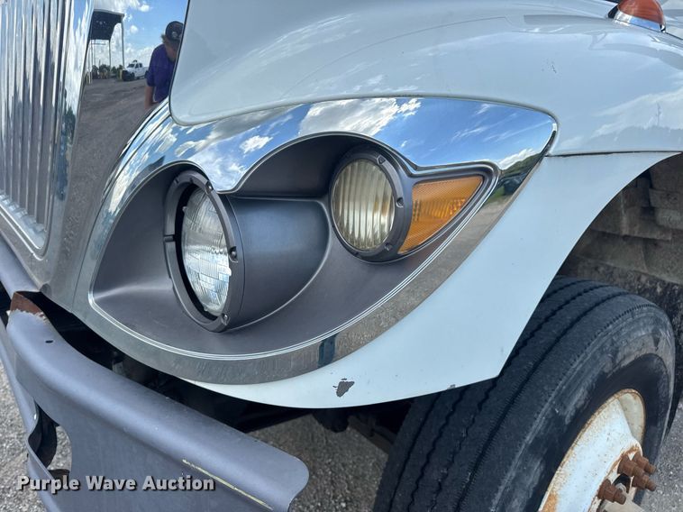 image for item EN4565 2010 International 7400 roll-off container truck