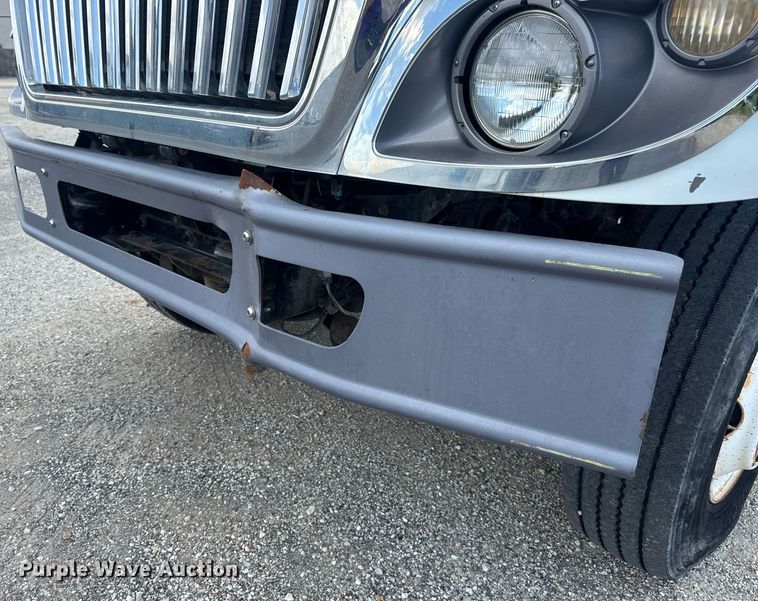 image for item EN4565 2010 International 7400 roll-off container truck