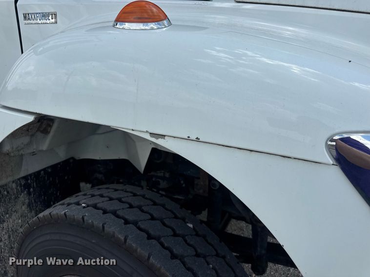 image for item EN4565 2010 International 7400 roll-off container truck