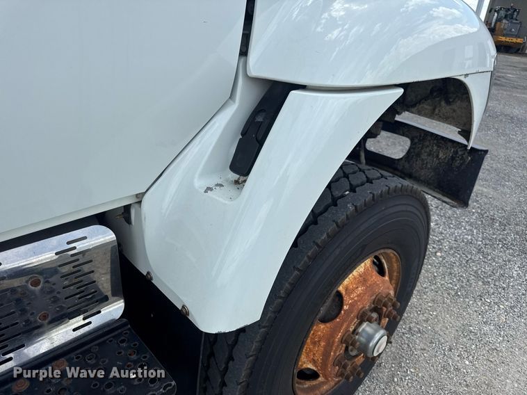 image for item EN4565 2010 International 7400 roll-off container truck