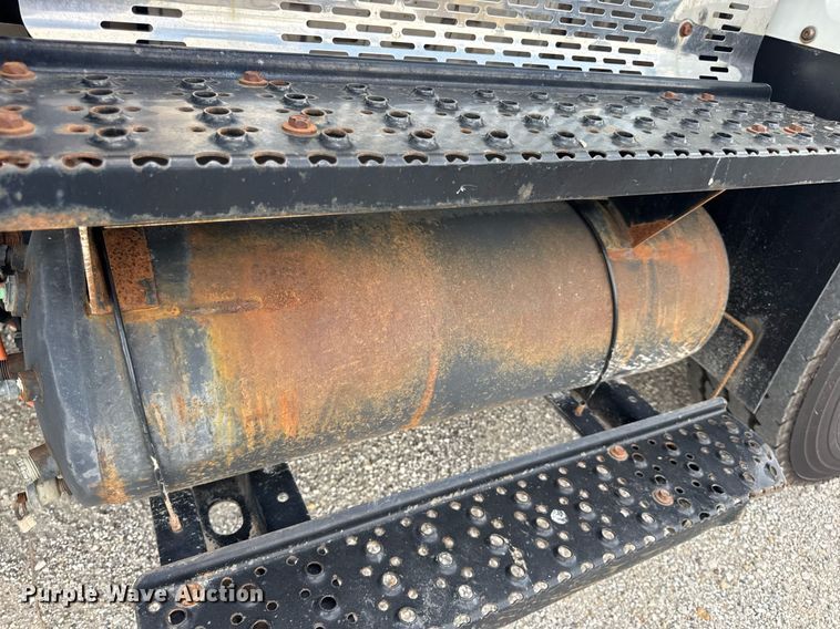 image for item EN4565 2010 International 7400 roll-off container truck