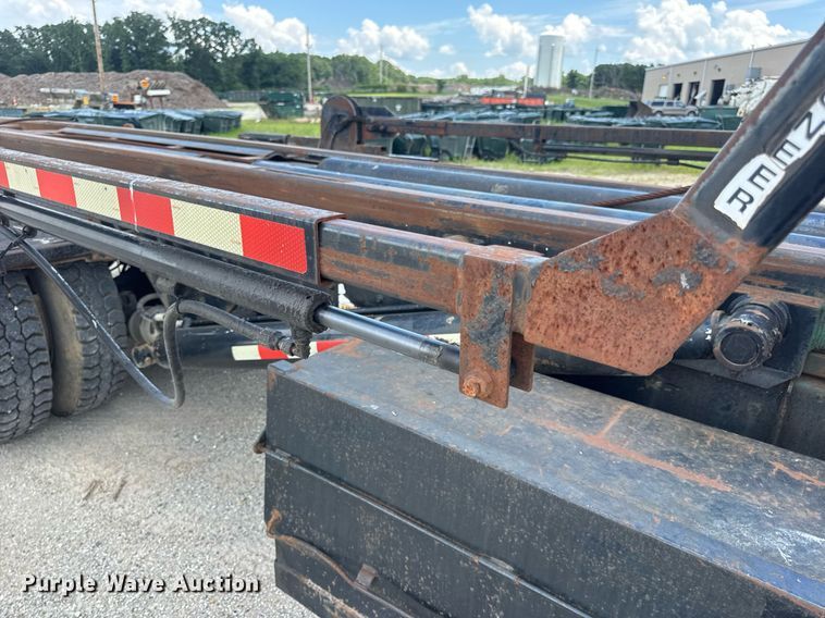 image for item EN4565 2010 International 7400 roll-off container truck