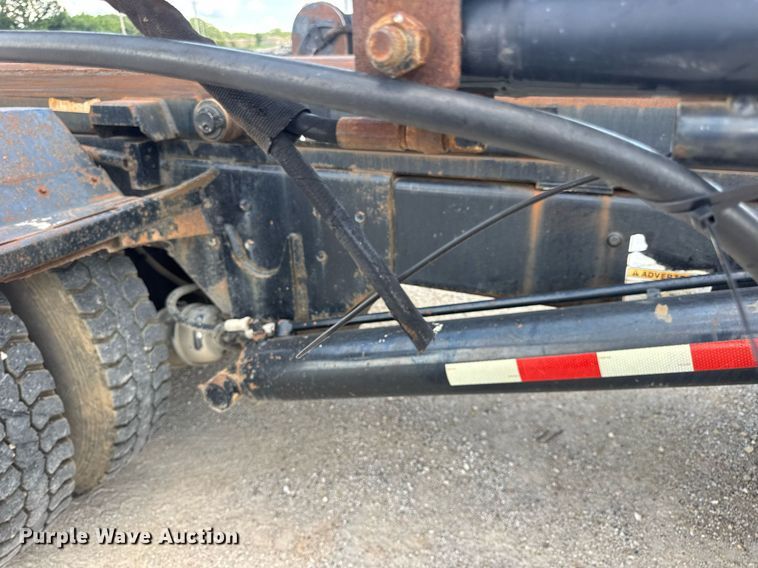 image for item EN4565 2010 International 7400 roll-off container truck