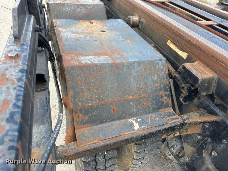 image for item EN4565 2010 International 7400 roll-off container truck