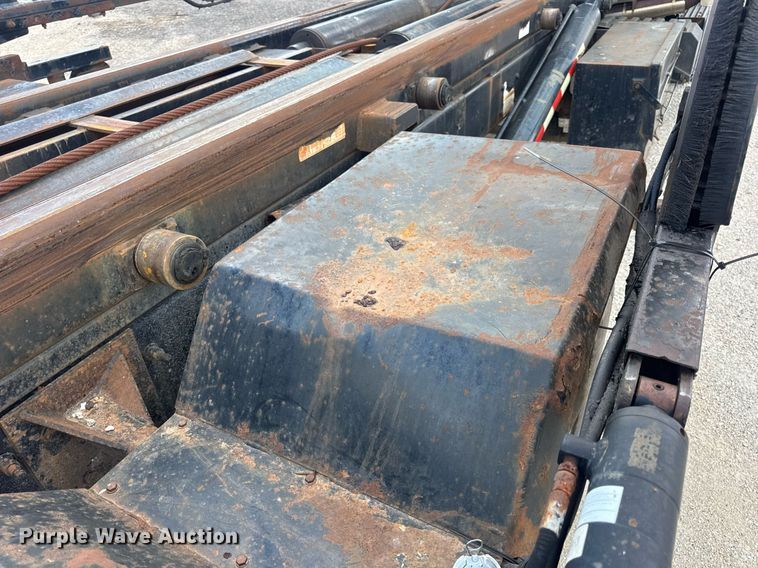 image for item EN4565 2010 International 7400 roll-off container truck