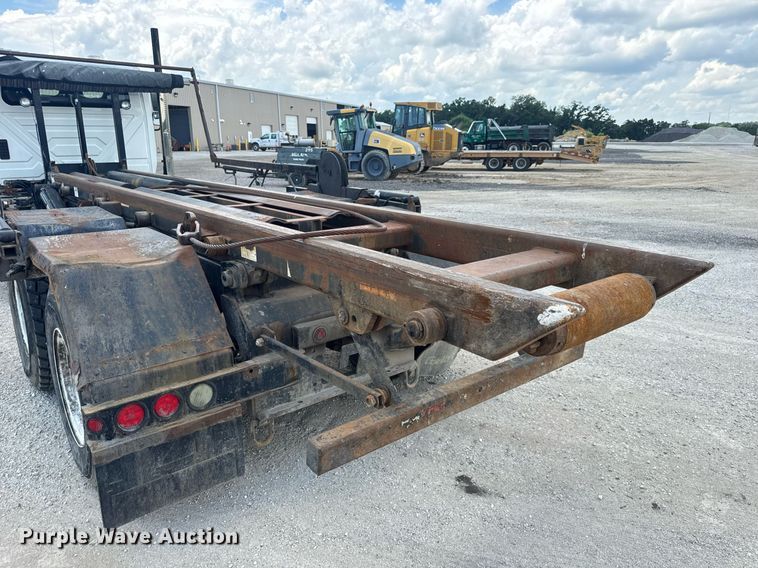 image for item EN4565 2010 International 7400 roll-off container truck