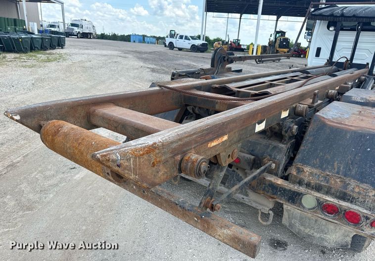 image for item EN4565 2010 International 7400 roll-off container truck