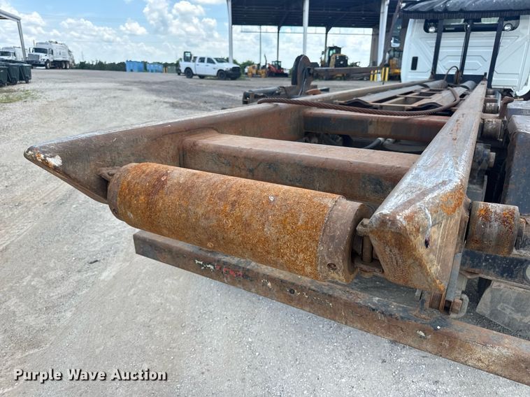 image for item EN4565 2010 International 7400 roll-off container truck