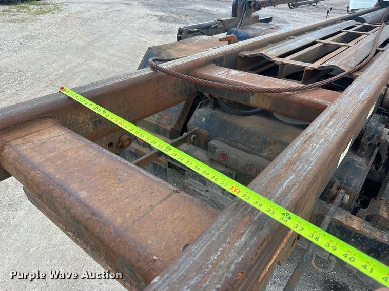 image for item EN4565 2010 International 7400 roll-off container truck