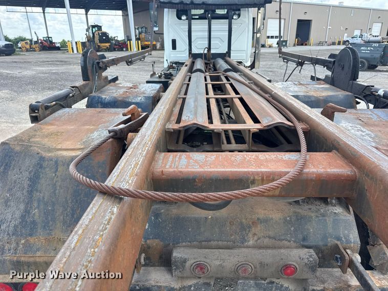 image for item EN4565 2010 International 7400 roll-off container truck