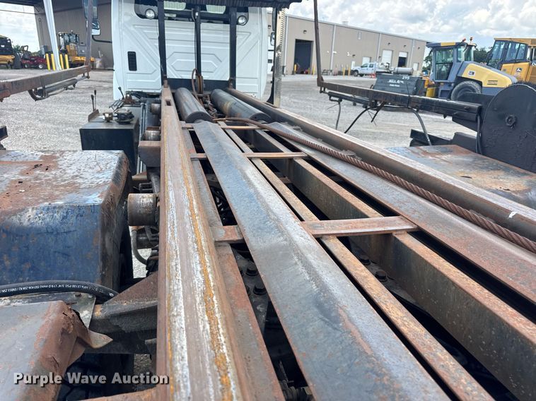 image for item EN4565 2010 International 7400 roll-off container truck