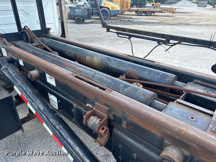 image for item EN4565 2010 International 7400 roll-off container truck