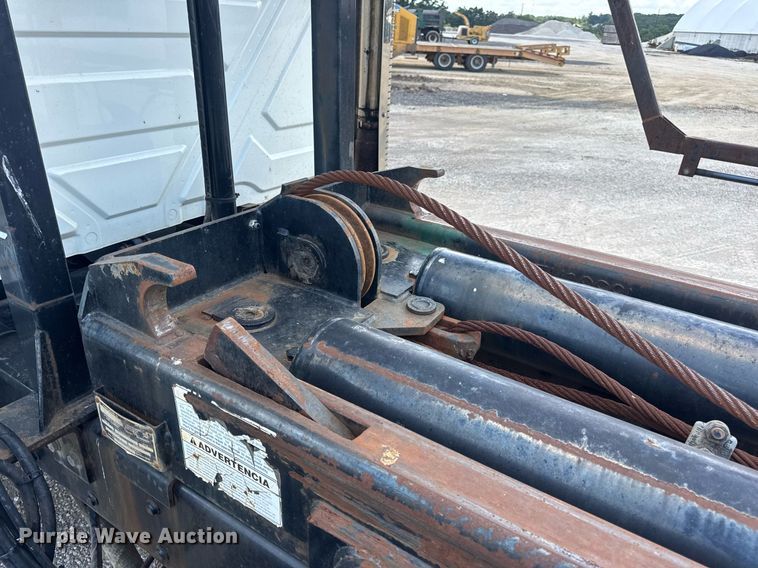 image for item EN4565 2010 International 7400 roll-off container truck