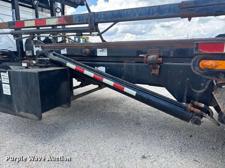 image for item EN4565 2010 International 7400 roll-off container truck