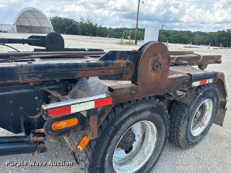 image for item EN4565 2010 International 7400 roll-off container truck