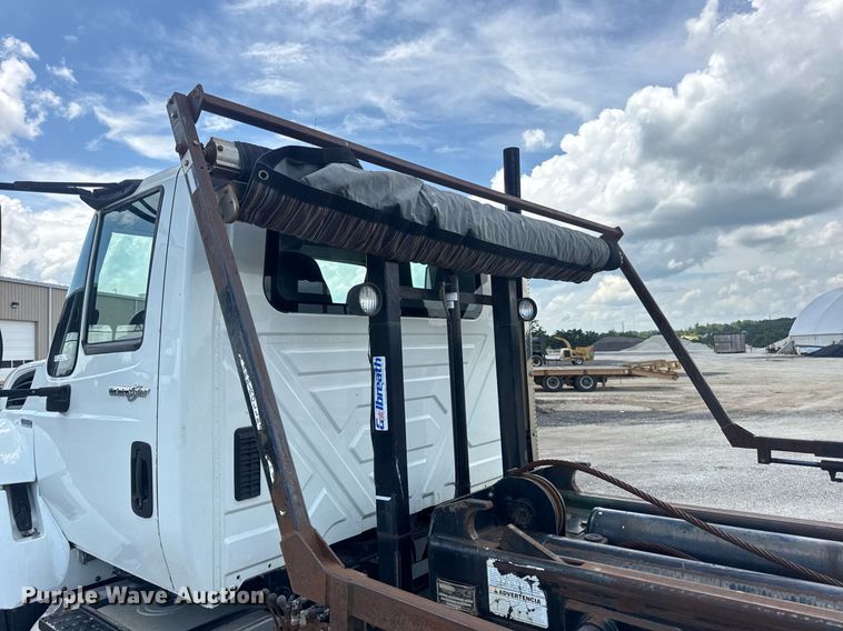 image for item EN4565 2010 International 7400 roll-off container truck