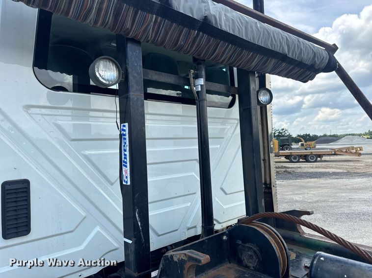 image for item EN4565 2010 International 7400 roll-off container truck