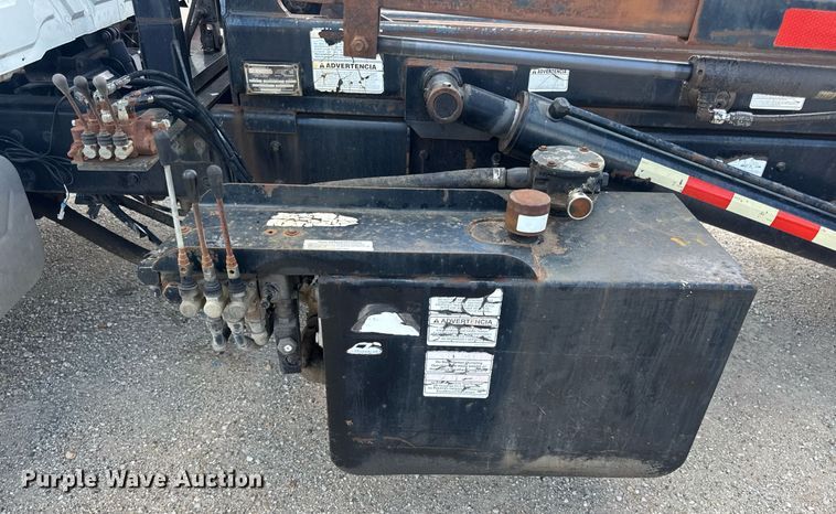 image for item EN4565 2010 International 7400 roll-off container truck