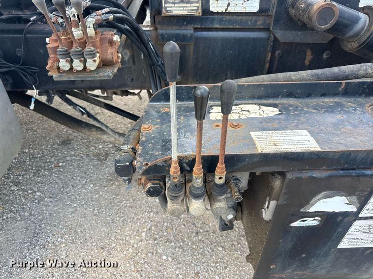 image for item EN4565 2010 International 7400 roll-off container truck