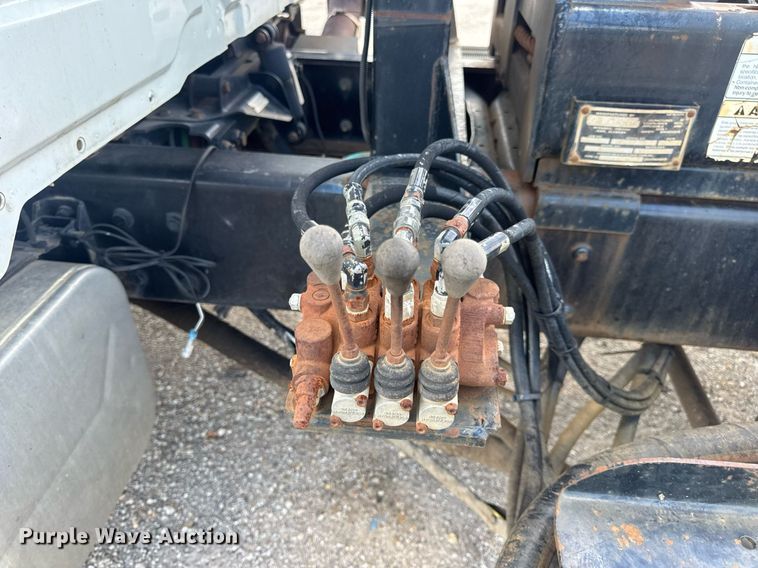 image for item EN4565 2010 International 7400 roll-off container truck