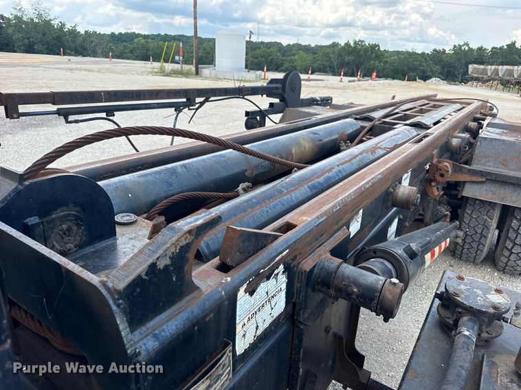 image for item EN4565 2010 International 7400 roll-off container truck