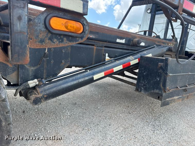 image for item EN4565 2010 International 7400 roll-off container truck