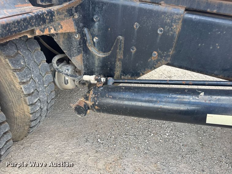 image for item EN4565 2010 International 7400 roll-off container truck