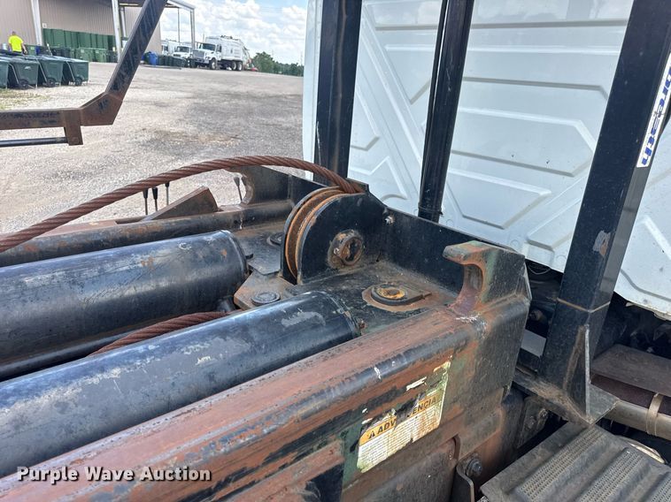 image for item EN4565 2010 International 7400 roll-off container truck