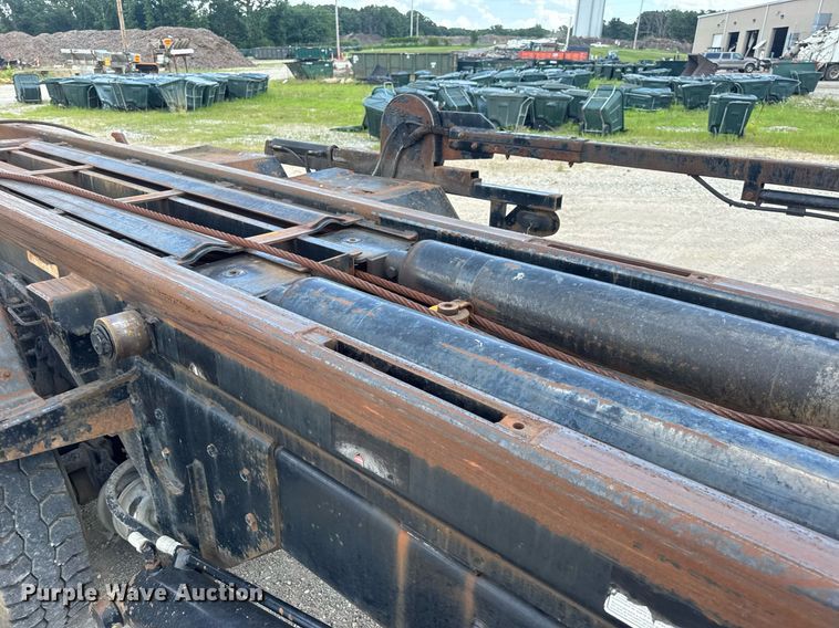 image for item EN4565 2010 International 7400 roll-off container truck