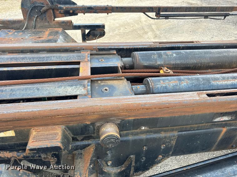 image for item EN4565 2010 International 7400 roll-off container truck