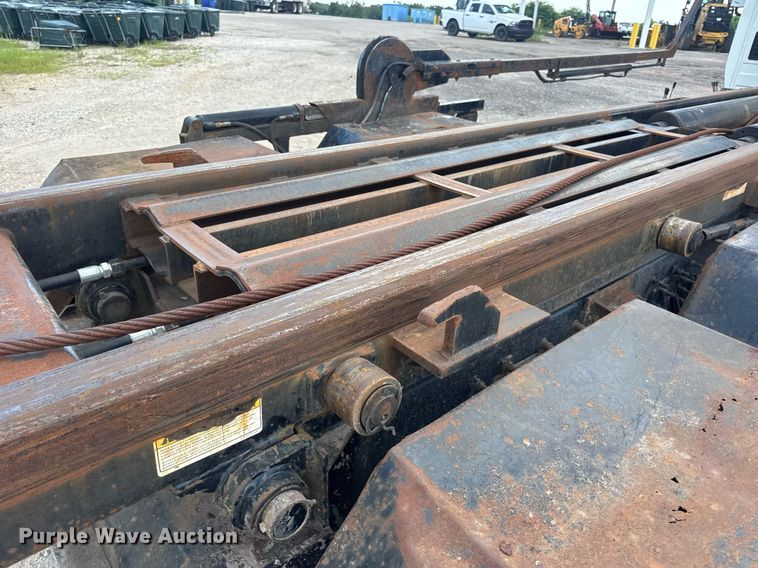 image for item EN4565 2010 International 7400 roll-off container truck