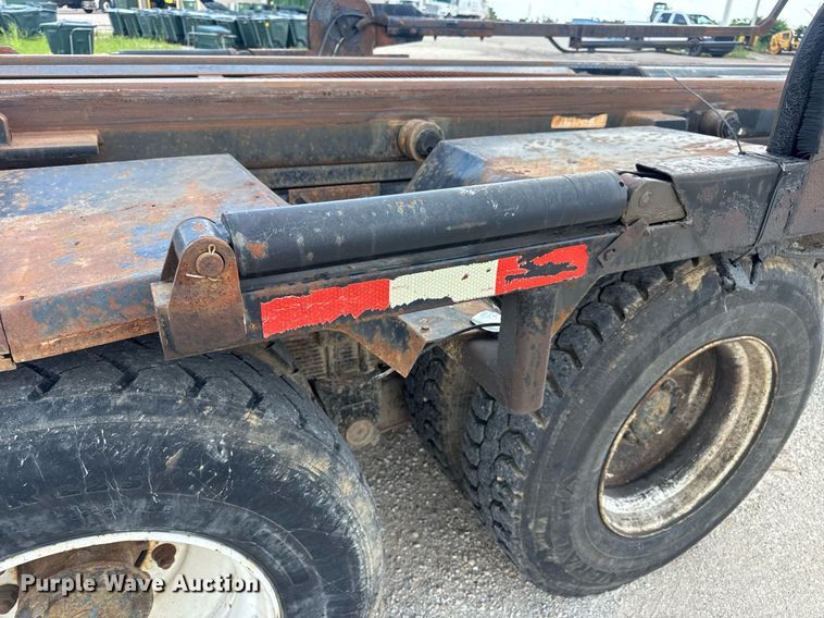 image for item EN4565 2010 International 7400 roll-off container truck