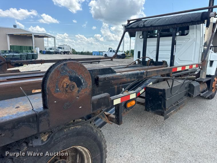 image for item EN4565 2010 International 7400 roll-off container truck