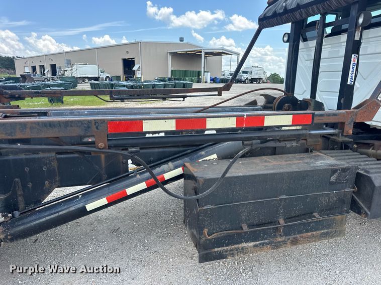 image for item EN4565 2010 International 7400 roll-off container truck