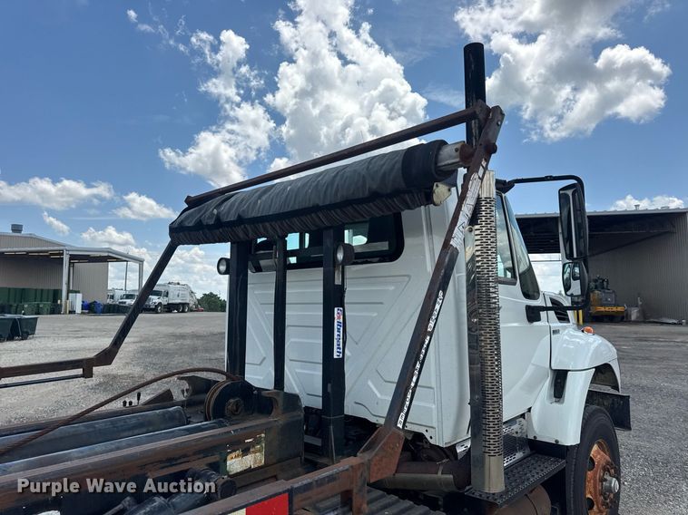 image for item EN4565 2010 International 7400 roll-off container truck