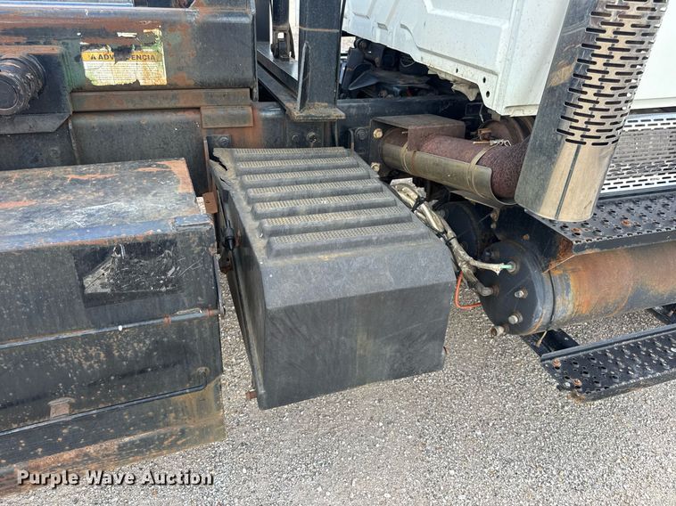 image for item EN4565 2010 International 7400 roll-off container truck