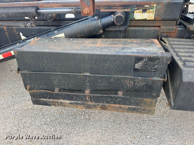 image for item EN4565 2010 International 7400 roll-off container truck