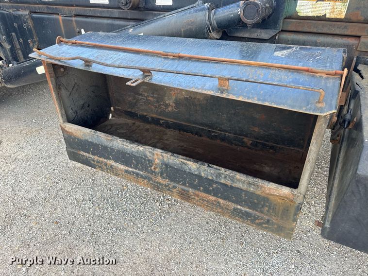 image for item EN4565 2010 International 7400 roll-off container truck