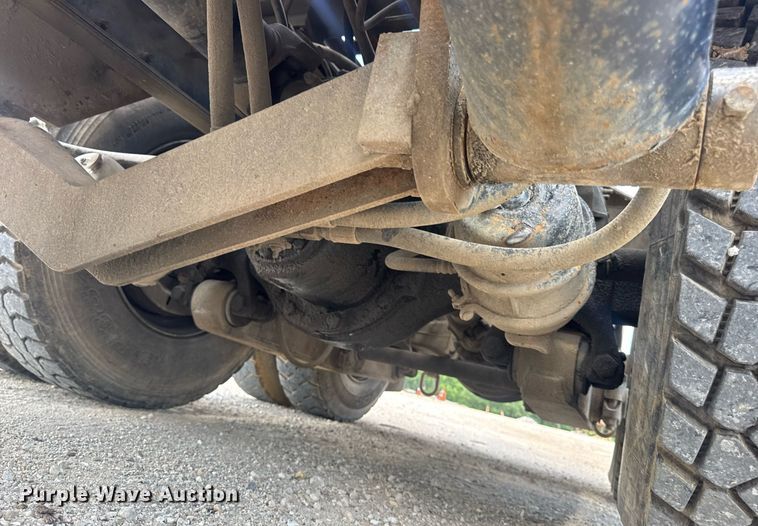 image for item EN4565 2010 International 7400 roll-off container truck