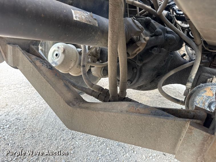 image for item EN4565 2010 International 7400 roll-off container truck