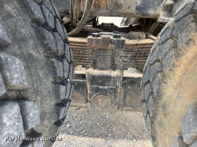 image for item EN4565 2010 International 7400 roll-off container truck