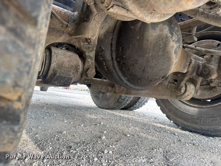 image for item EN4565 2010 International 7400 roll-off container truck