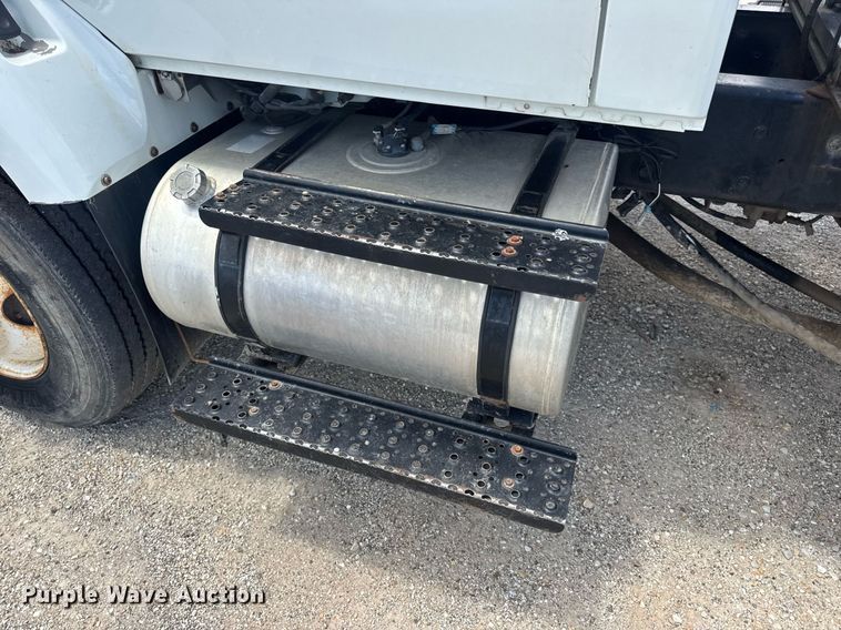 image for item EN4565 2010 International 7400 roll-off container truck